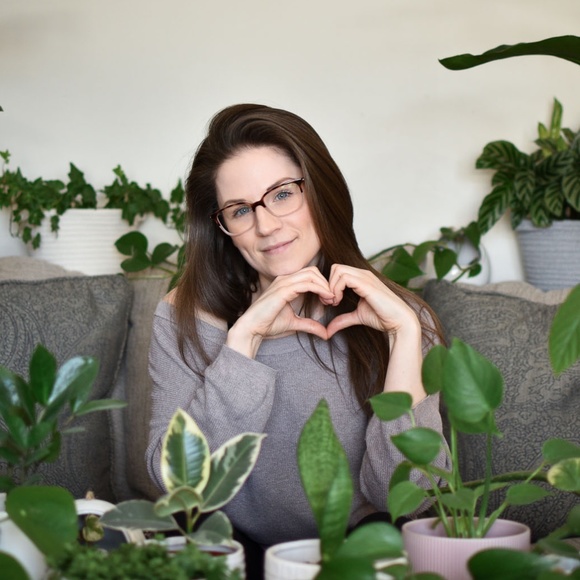 Meet your Posh Ambassador, Laura🌿 - Picture 1 of 1